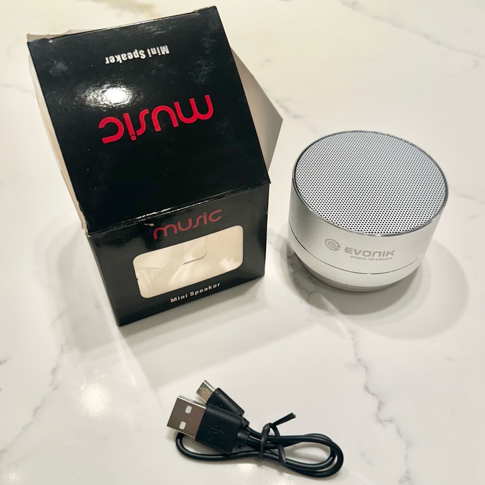 New Music Mini Speaker-Wireless Portable Speaker NWT 2.75” Wide.Silver & White.